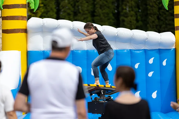 Aktivitäten wie Beacholympiade und Surfsimulator beim Club Tropicana